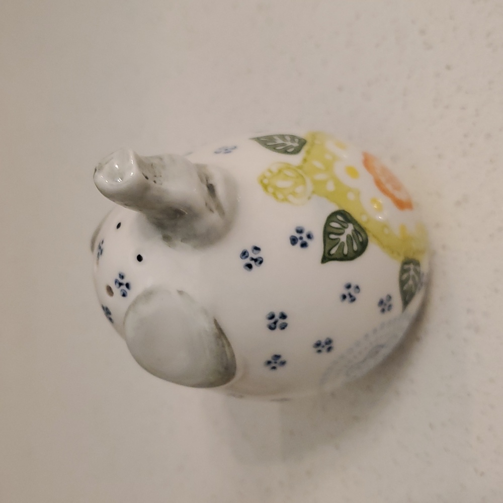 Pier 1 Elephant Salt and Pepper Shakers - Picture 3 of 7